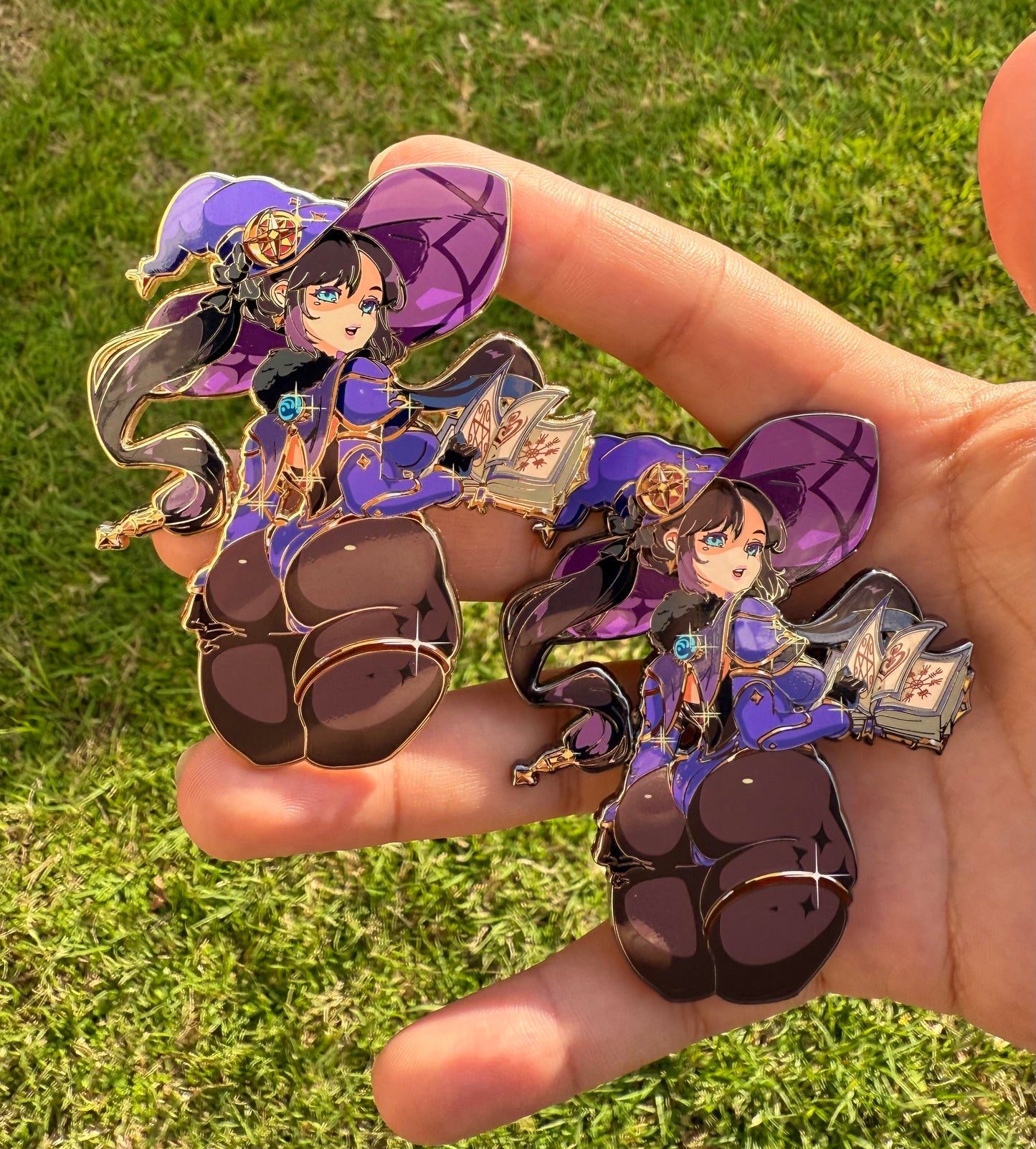 Mona Pin In-Hand (Extras)