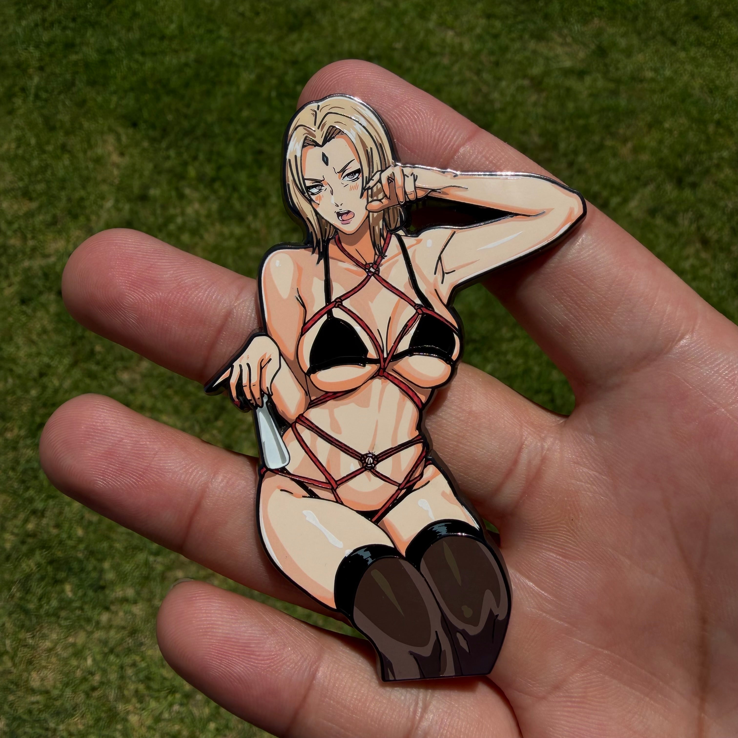 Bondage Tsunade Pin (Extras)