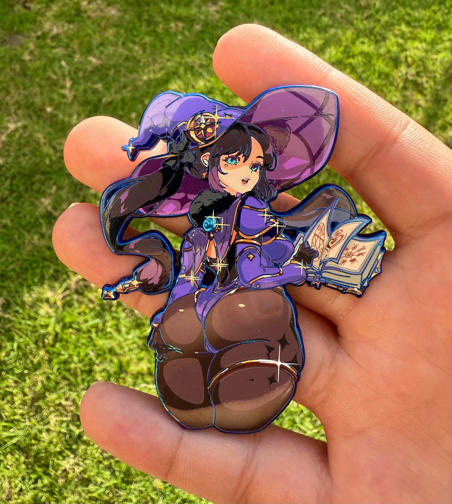 Mona Pin In-Hand (Extras)